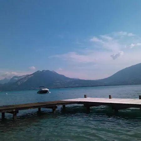 Dans Acces Prive Au Veyrier-du-Lac